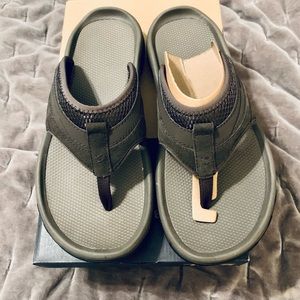 Brand new, never worn, men’s Teva Pajaro sandals sz 10.